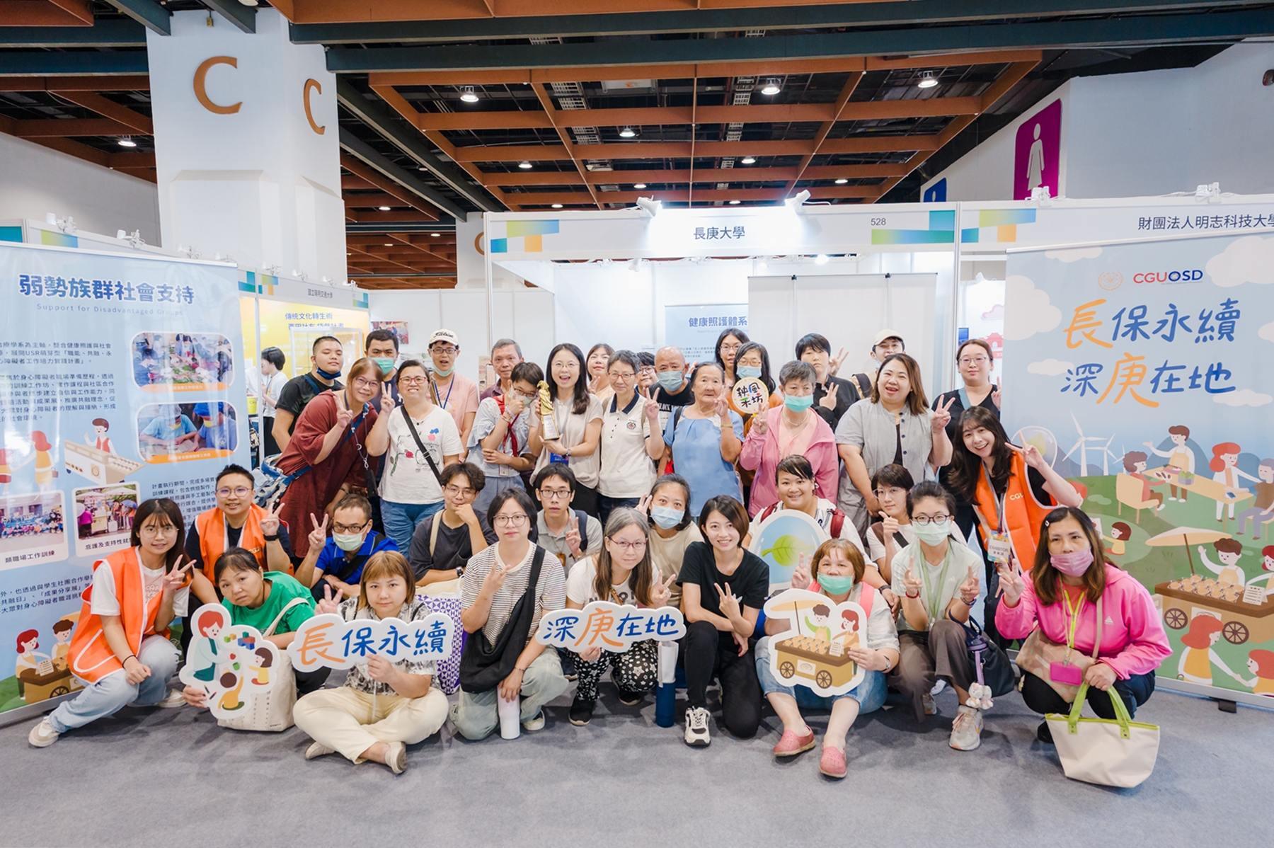 長庚大李冠逸老師與職能計畫場域夥伴一起分享獲獎喜悅。