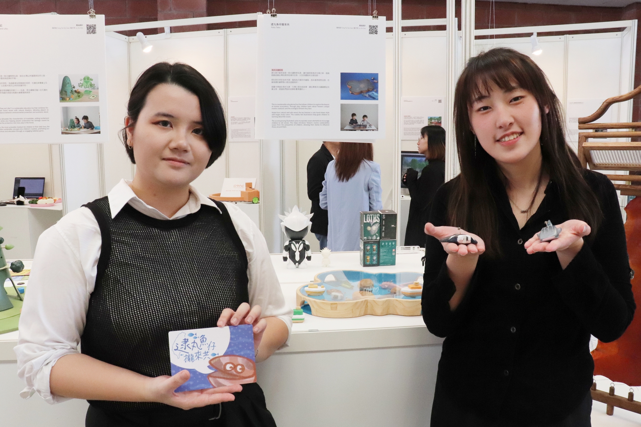 魯宇芩(圖右)、馮梓茵(圖左)同學設計永續教育玩具「逮丸魚仔攏來共 Fishy Tales」，讓兒童探索海洋生態之美。