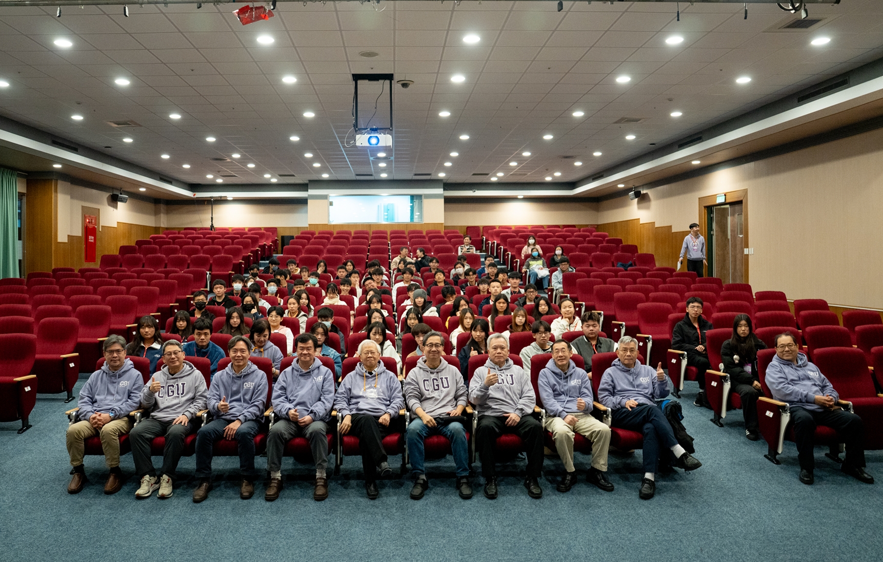 長庚大學寒假科技實驗營開訓典禮大合照。