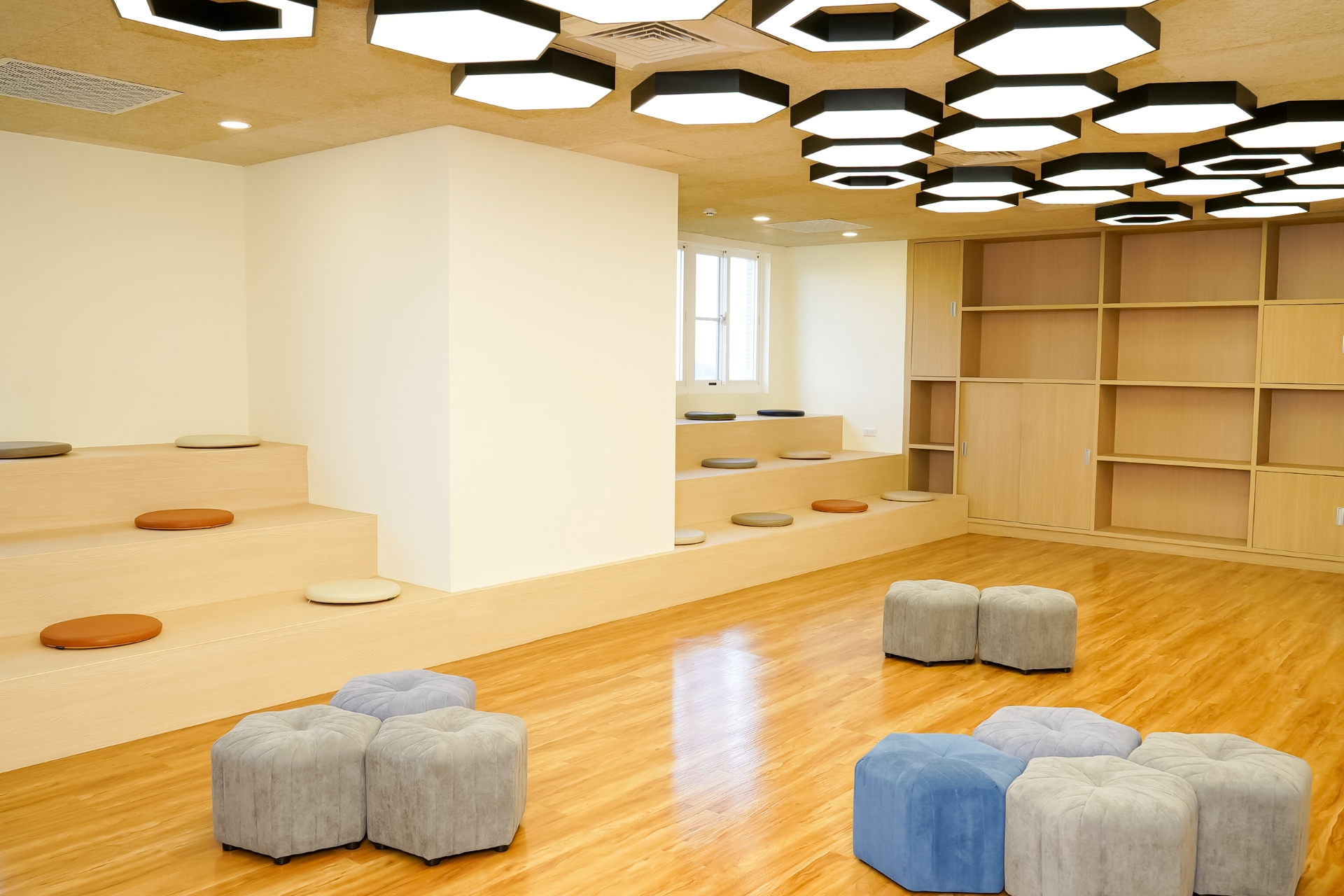 長庚大學在第一學舍打造舒適自主的學習與交流空間。