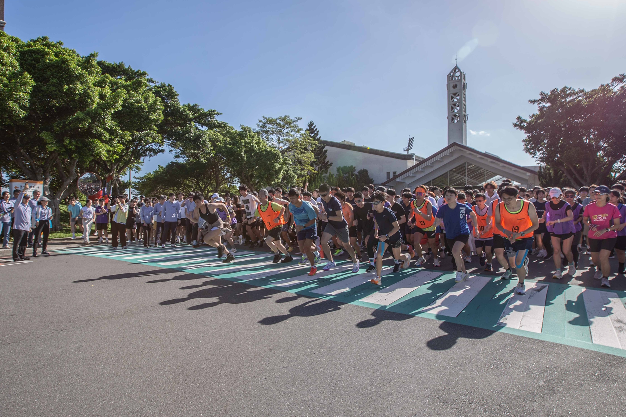 長庚大學校運會路跑獲得熱烈響應，千人一起開跑，場面壯觀。