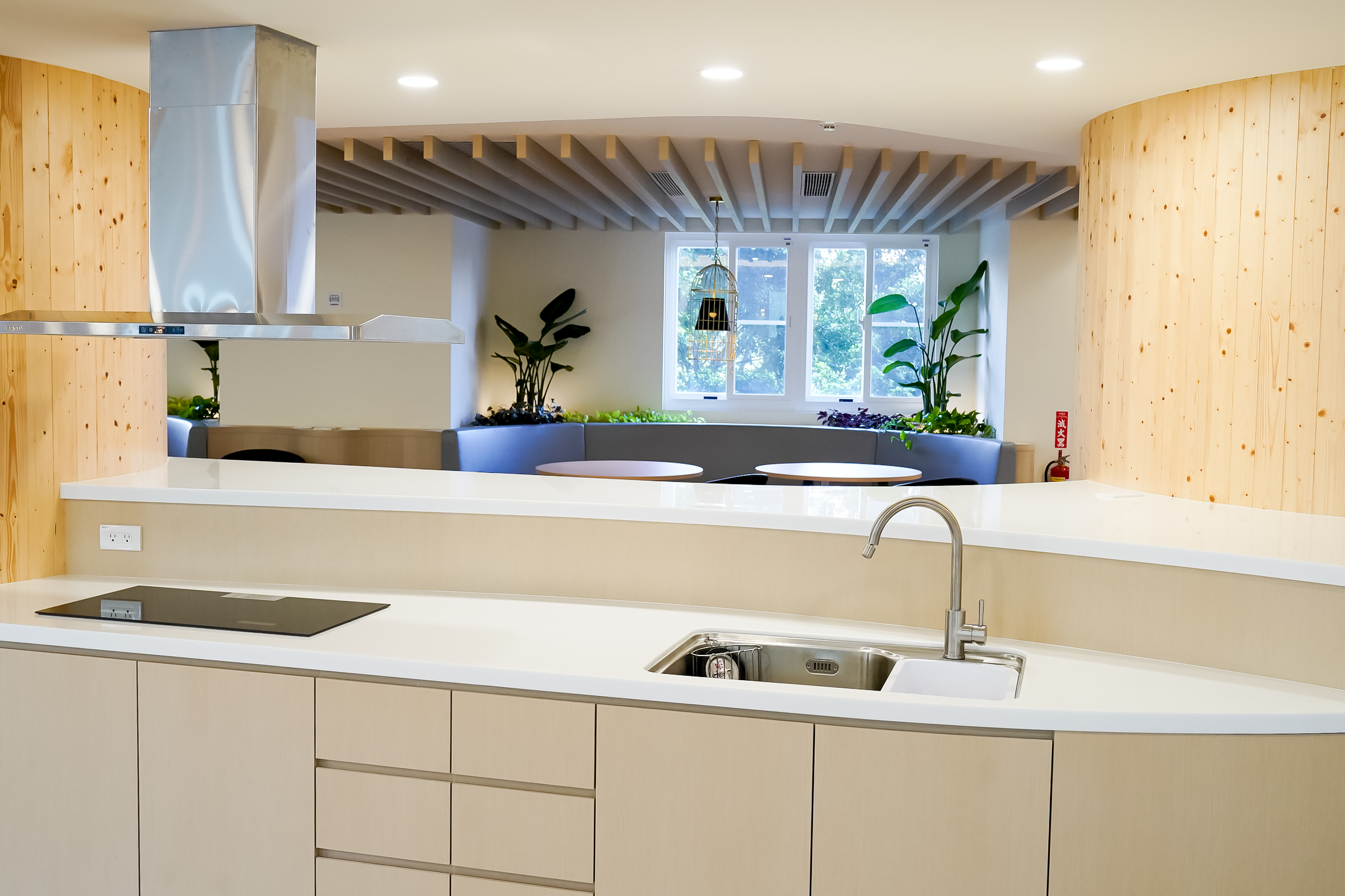 長庚大學第一學舍「共享食堂」規畫完善的烹飪設施及用餐環境。