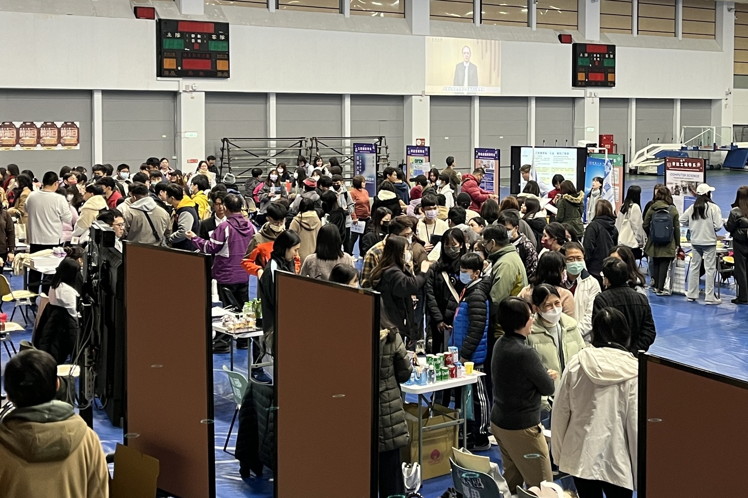 長庚大學近年舉辦開箱日活動，皆吸引許多高中生與家長蒞校參與。圖為2024年活動現場照。
