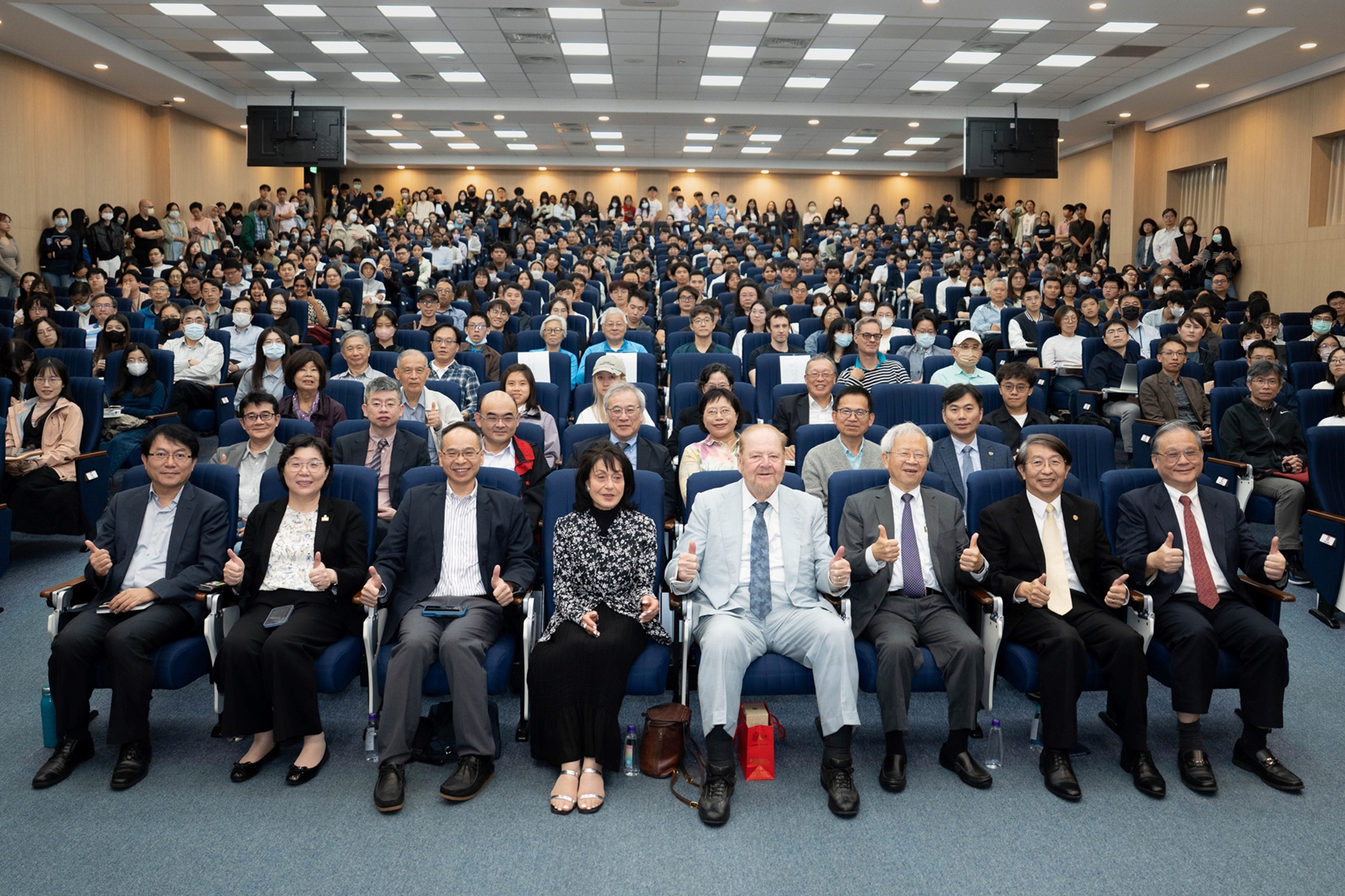 湯明哲校長（前排右三）積極促成James E. Rothman教授（前排右四）與Joy Hirsch教授（前排左四）蒞校演講，現場座無虛席。