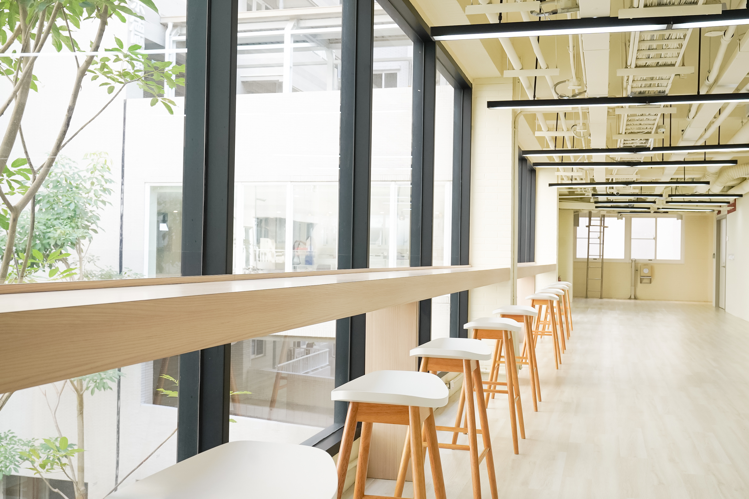 長庚大學宿舍新空間明亮開放、通透舒適，讓學生能自在地學習、休憩與交流。