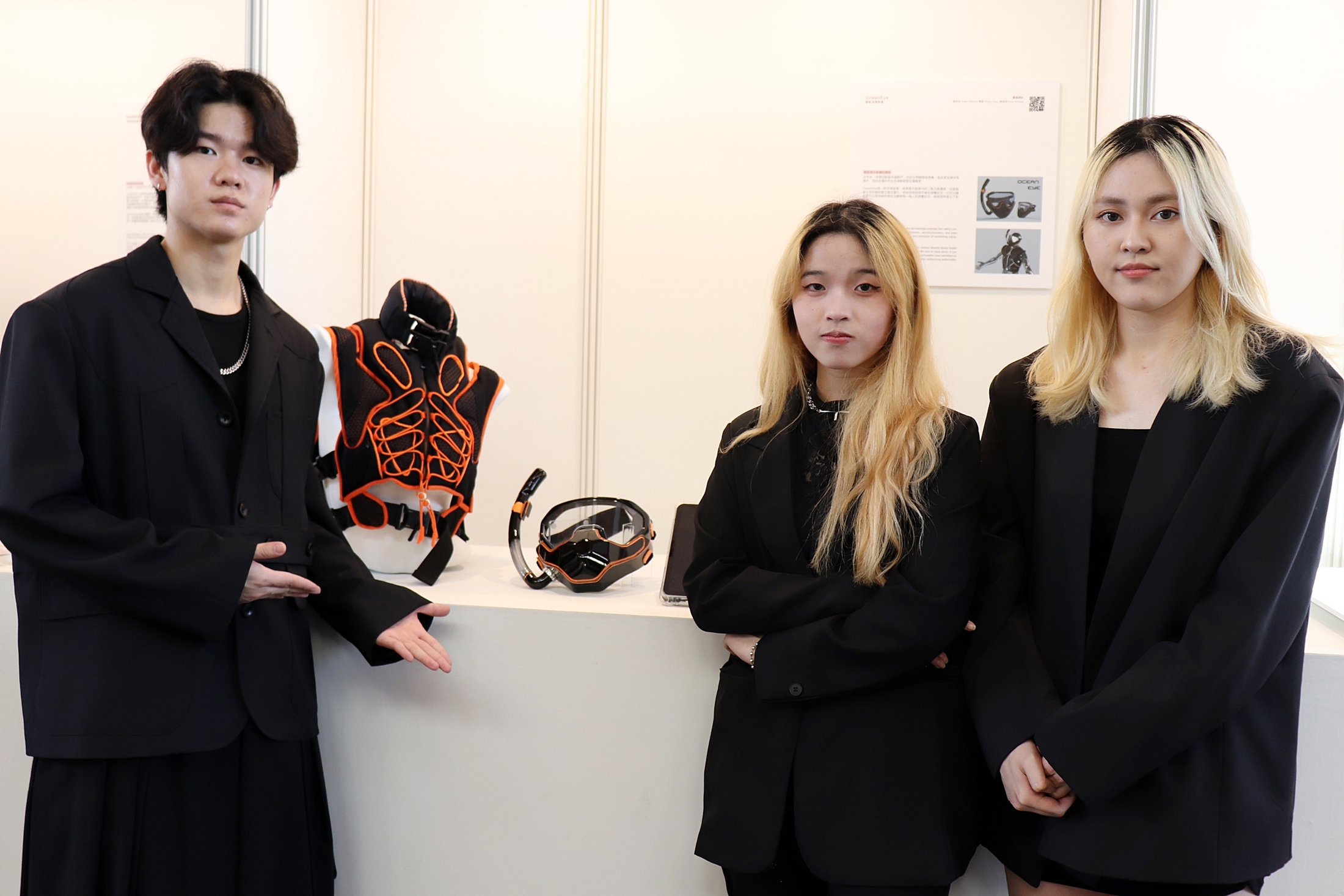 陳溢朗、謝彤妤、鄭寗(由左至右)同學所設計的「Ocean Eye 智能浮潛裝備」，即時偵測使用者的身體狀況，增加水下安全性。