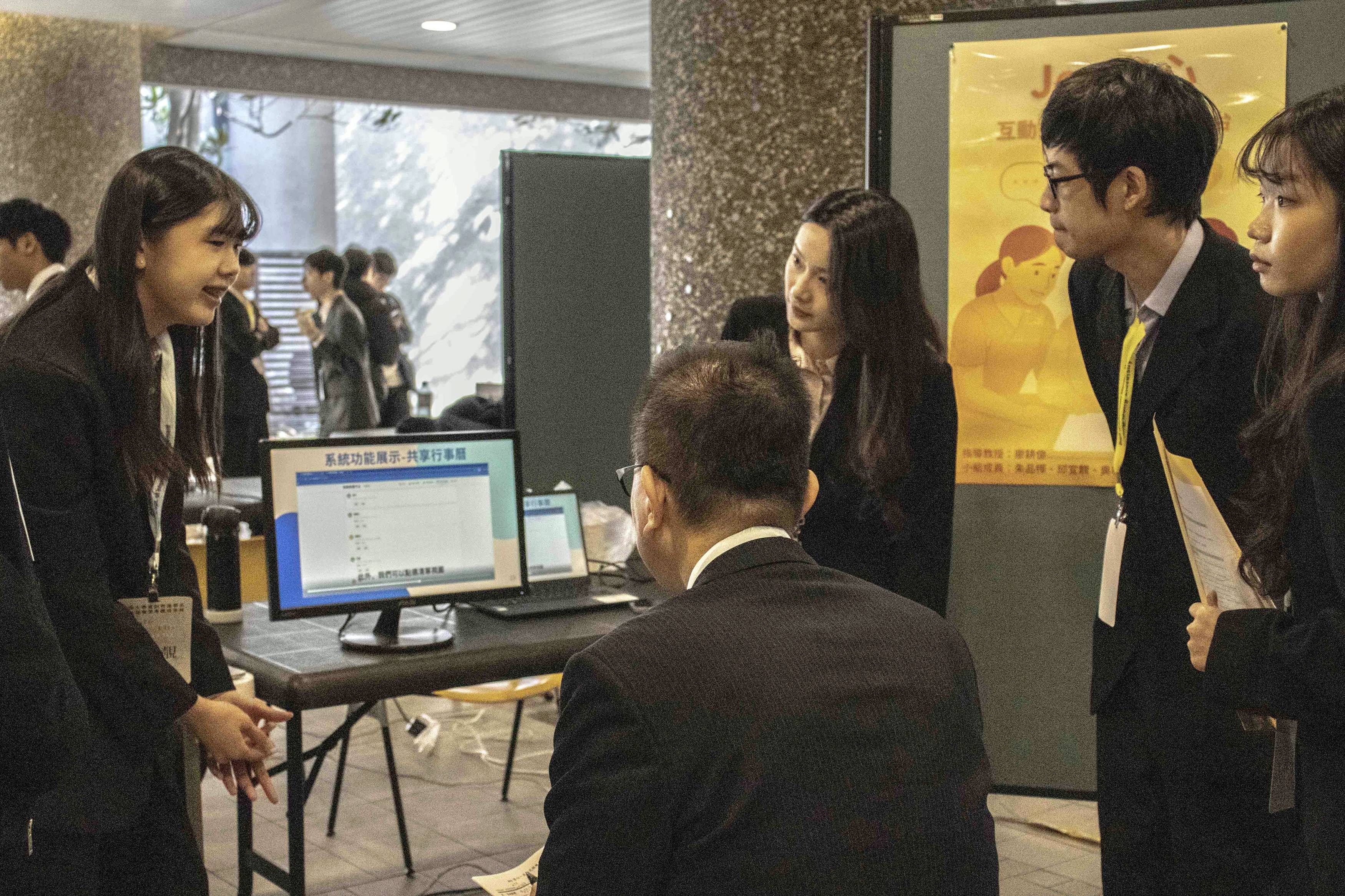 長庚大學資管系第25屆畢展，學生團隊展現多元創意與應用實力。