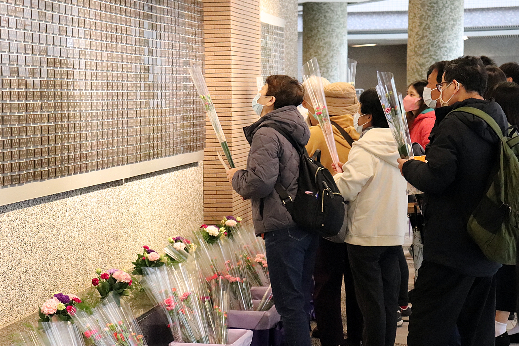 捐贈者家屬前往長庚大學校內的遺愛人間紀念牆獻花。