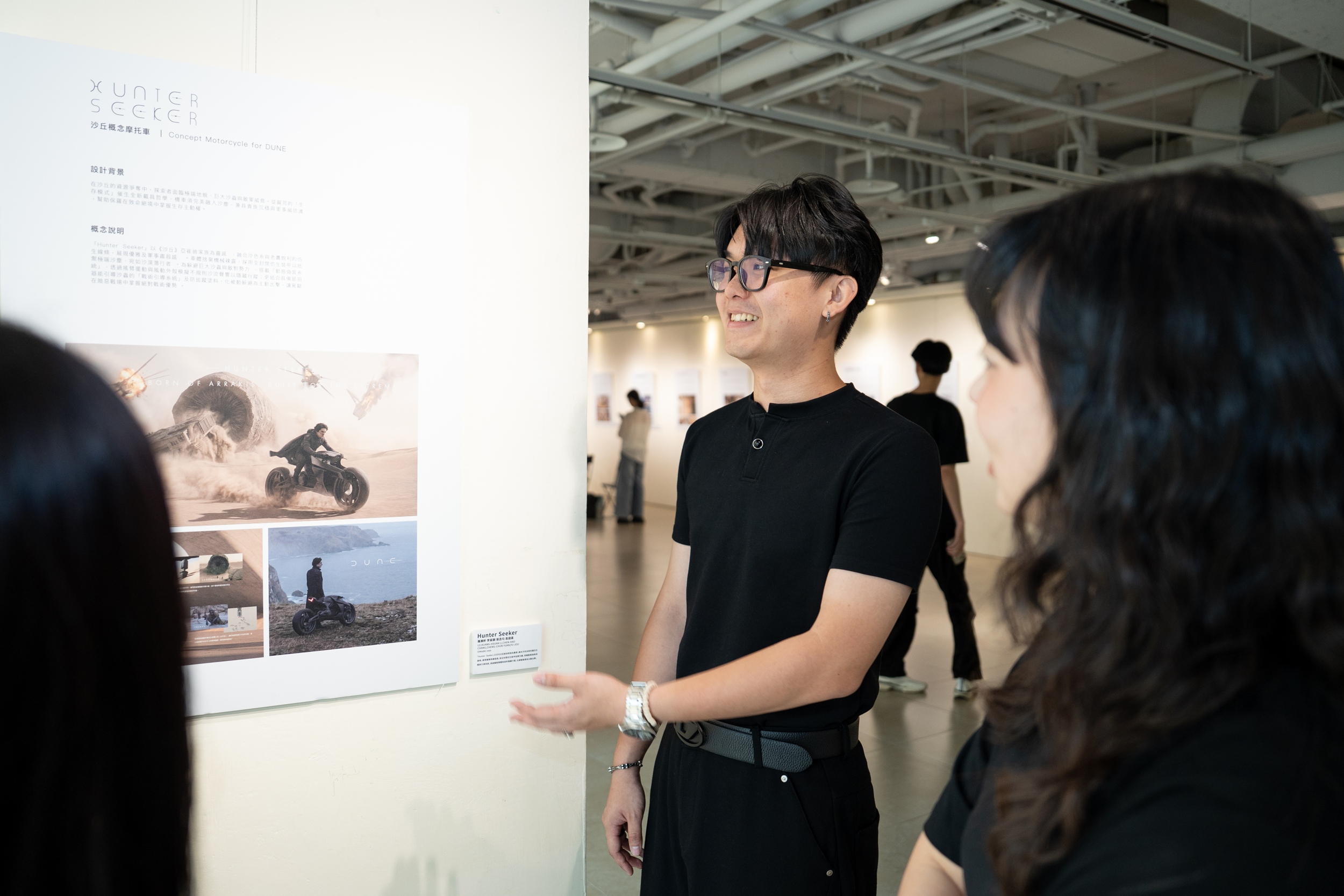 張丞均同學介紹以電影「沙丘」為靈感的團隊作品「Hunter Seeker」。