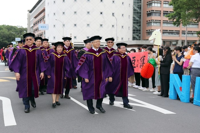 湯明哲校長與各系師長帶領畢業生校園巡禮。