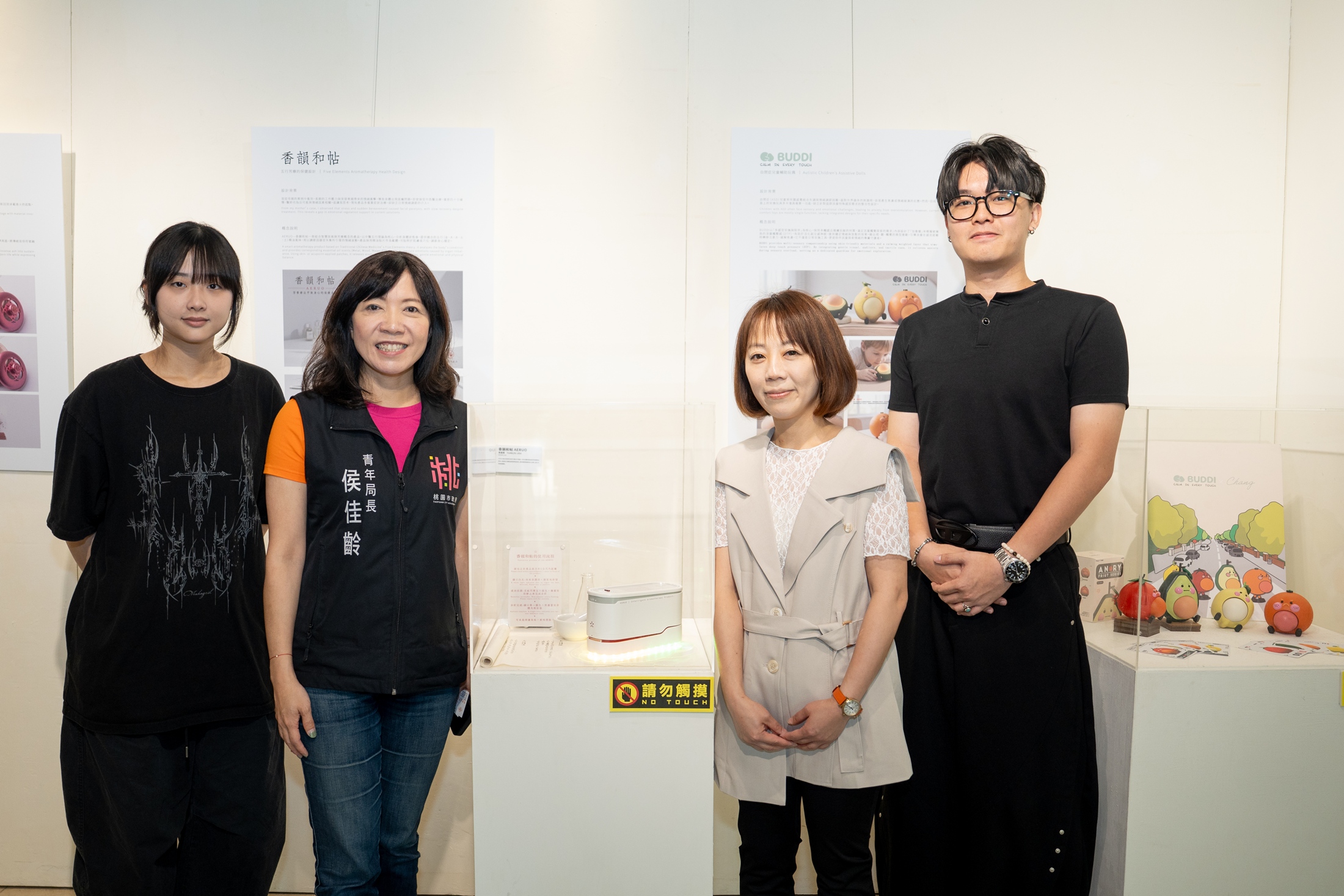 侯佳齡局長(左二)與長庚大學工設系師生合影。