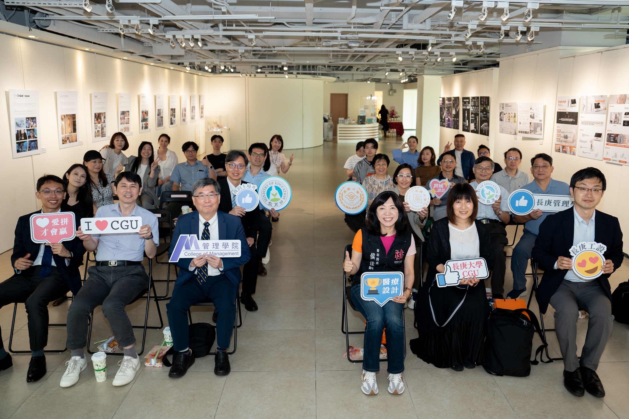 長庚大學工業設計學系「混種．變異」成果展開幕式合影。