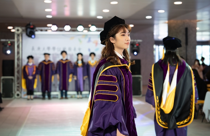 長庚大學舉辦學位袍發表會，圖為博士學位袍。