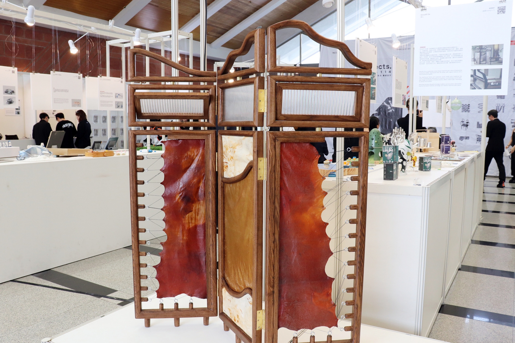 長庚大學工設系2025年專題畢展，作品豐富，即日起在學生活動中心三樓登場。