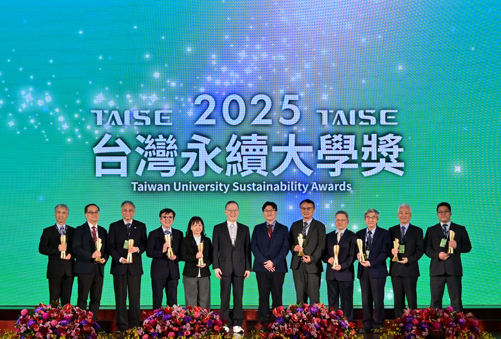 2025十大永續大學獎獲獎者合照，長庚大學永續長李坤穆(右1)代表學校領獎