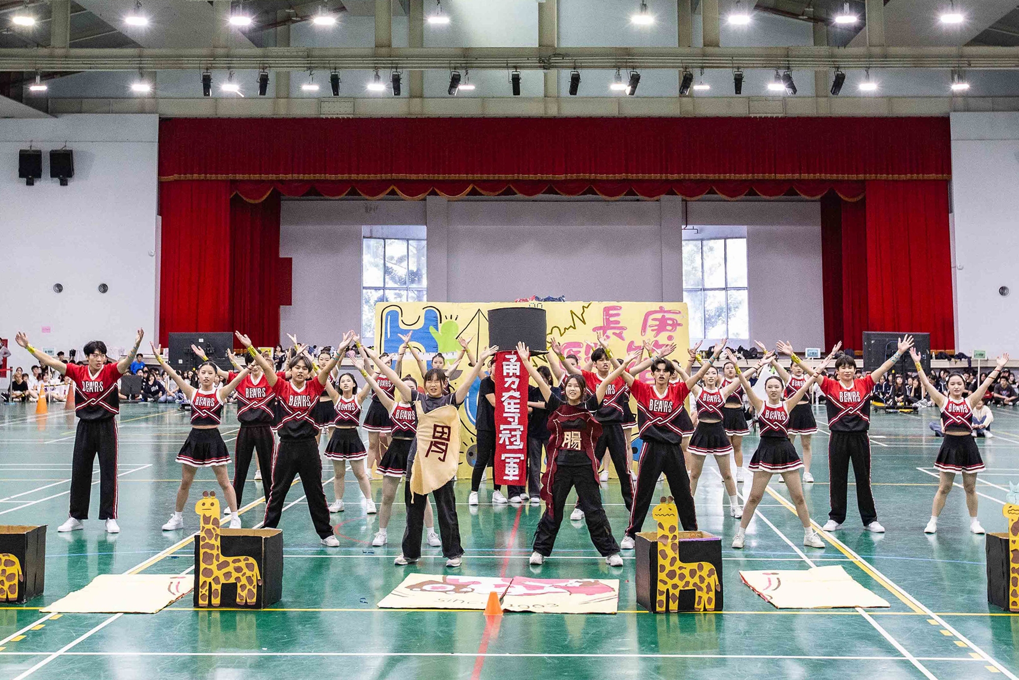 啦啦舞競賽展現各隊的創意與活力。