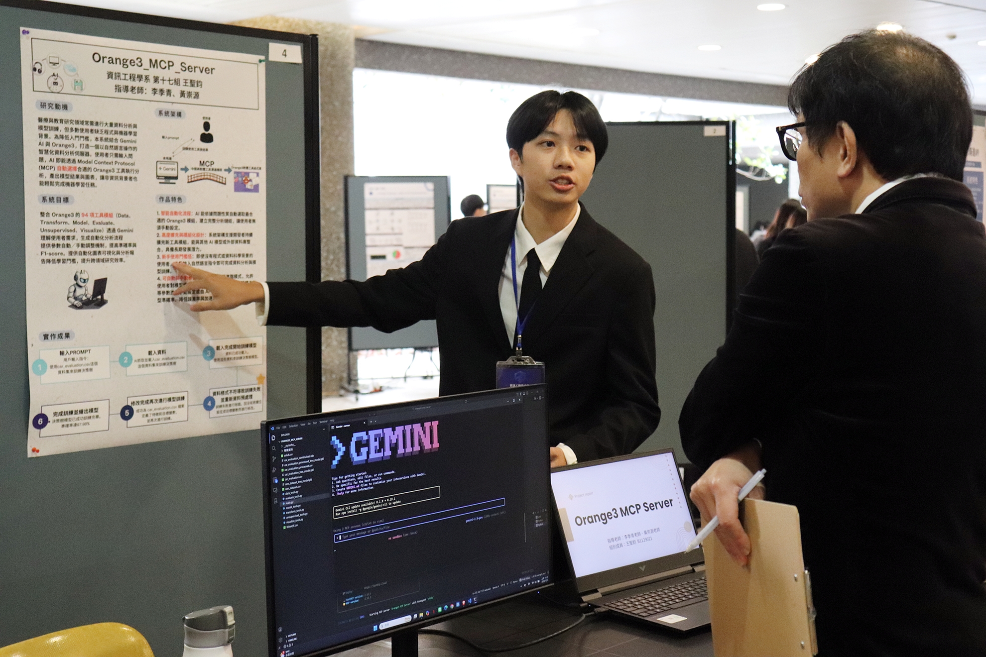 長庚大學資工、AI兩系聯合畢展，同學們仔細向評審與參觀師生介紹專題成果。