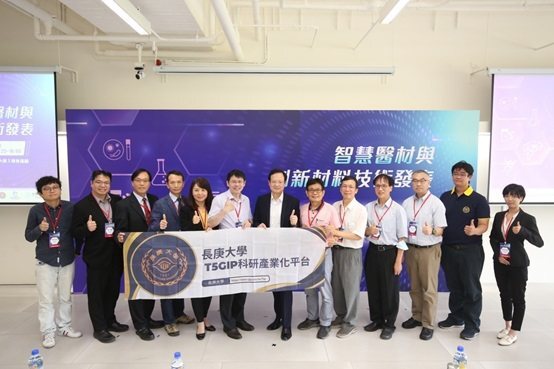 與會貴賓與主講者共同合影。