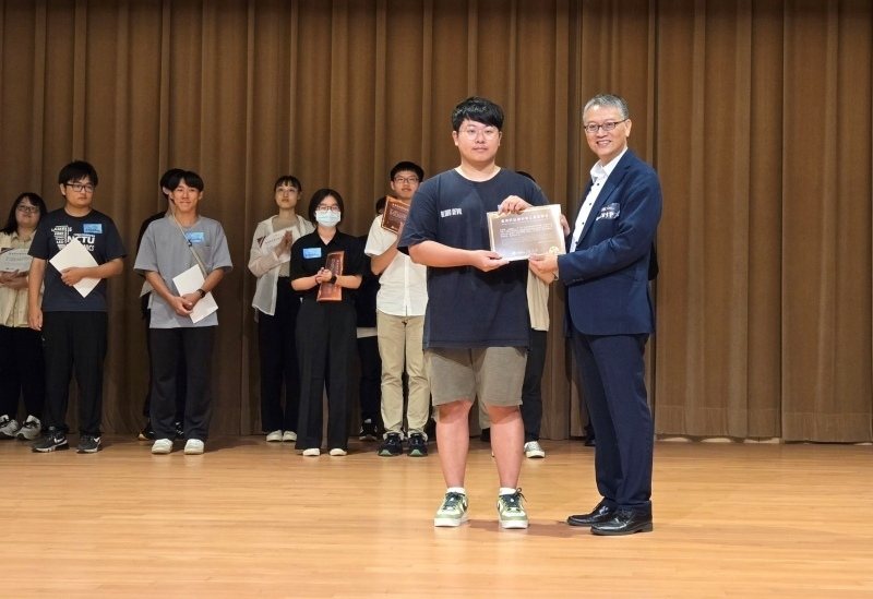 臺灣鈣鈦礦研發及產業聯盟理事長陳來助（右）頒發鈣鈦礦校園創意賽金獎給清華大學學生謝宗翰。 徐妤青／攝影