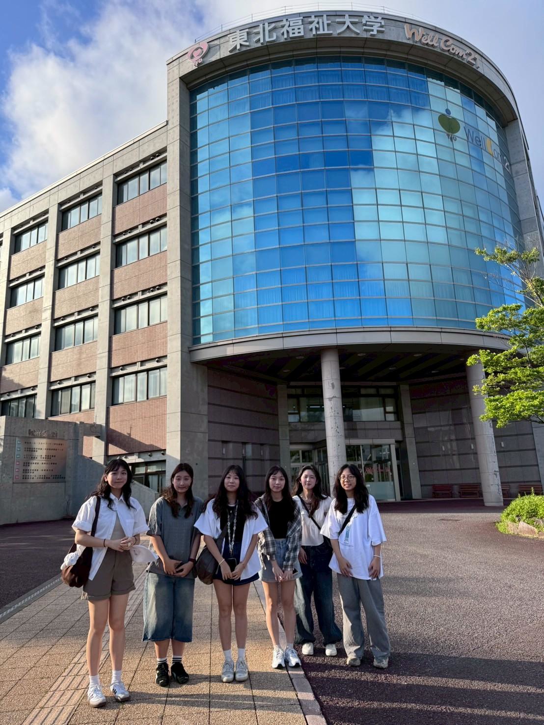 學生在東北福祉大學合影