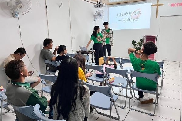 衛教計畫-在哈凱部落的教會向居民進行視力保健的衛教宣導