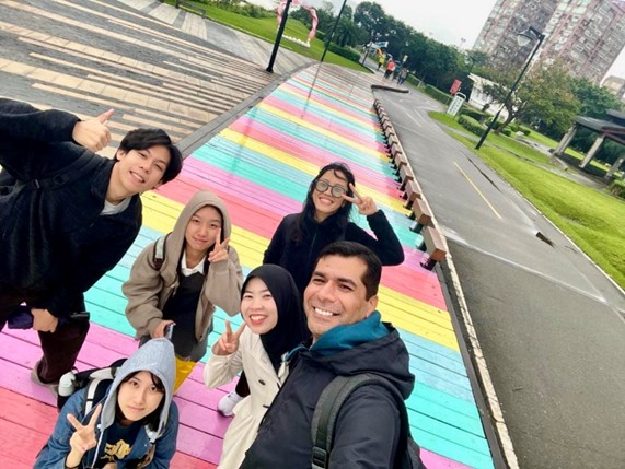 八里左岸彩虹步道