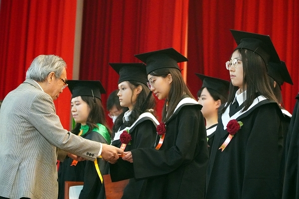 董事長頒學業優良獎