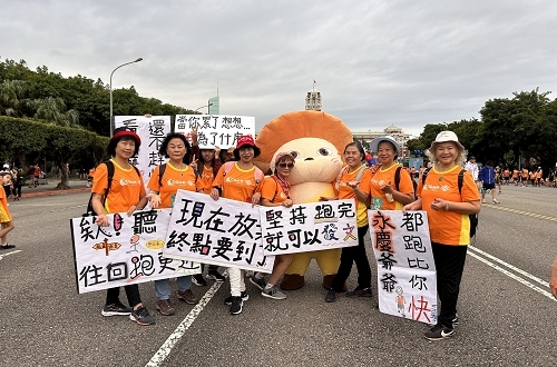 民眾與吉祥物鼠米合影留念