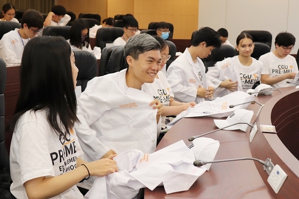 長庚大學製作 Pre-med 白袍送給參與暑期課程的同學