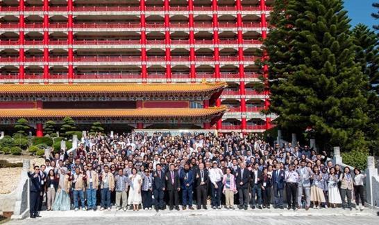 參與本次大會的講師與四百多位學員於圓山大飯店外合影