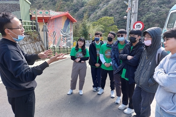 田調計畫-在哈凱部落，由馬瀨傳道向社員介紹部落	