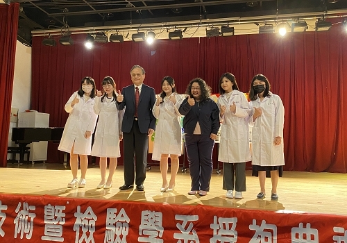 師長為實習生分組授袍後合影