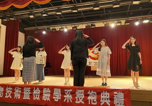 醫技系教師授袍給實習生