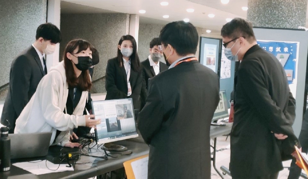 資管學生向評審委員解說專題內容