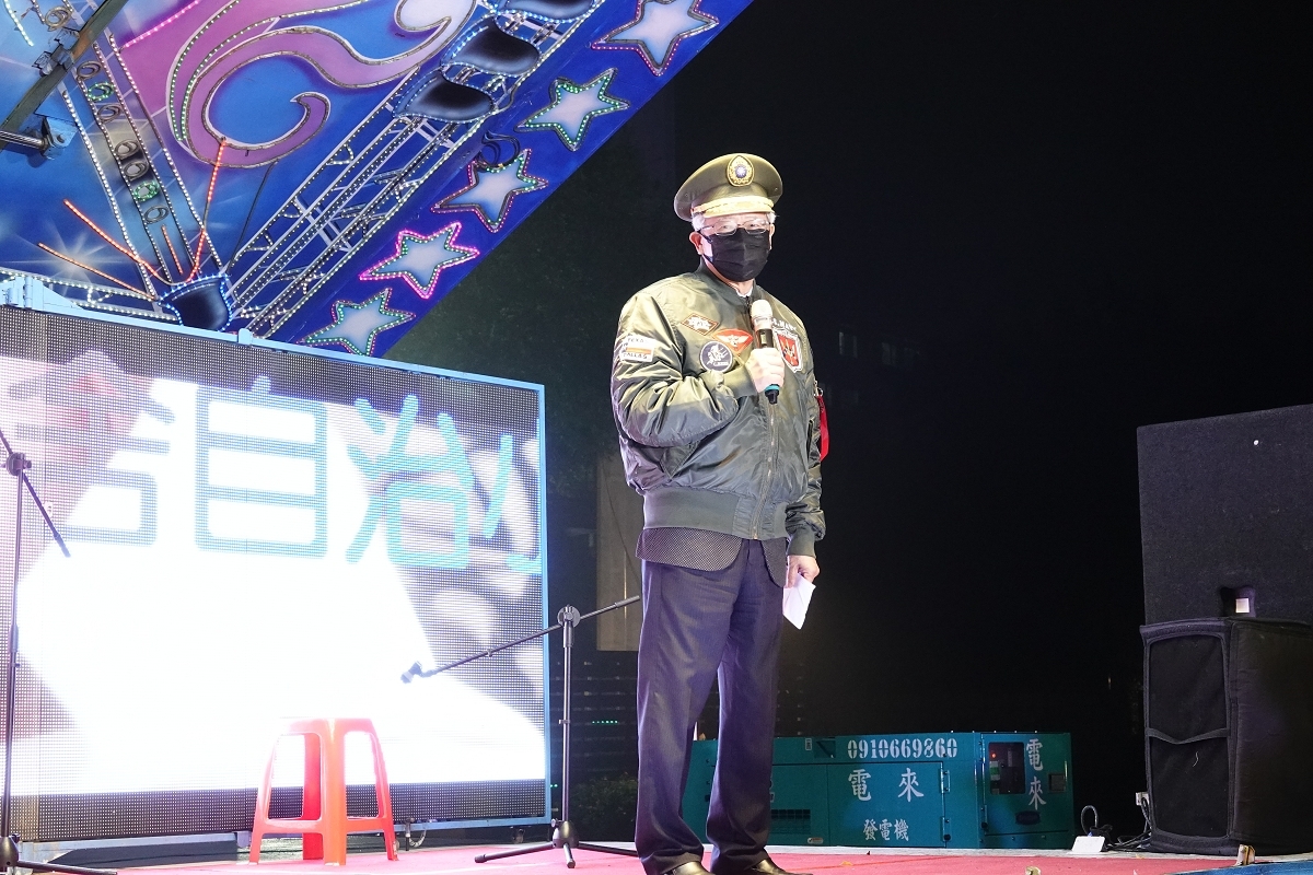 校長湯明哲教授穿著捍衛戰士外套，戴上軍帽，高喊教官來了