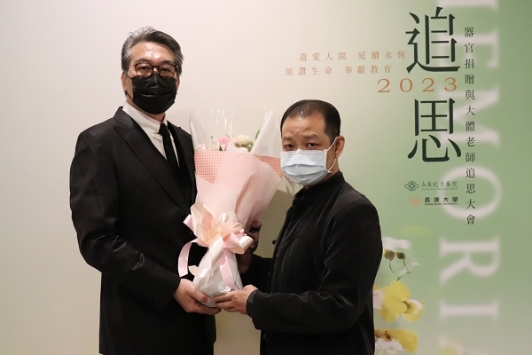 倪嘉元先生代表受贈者 獻花給捐贈者周奕翔先生的父親周竣源先生