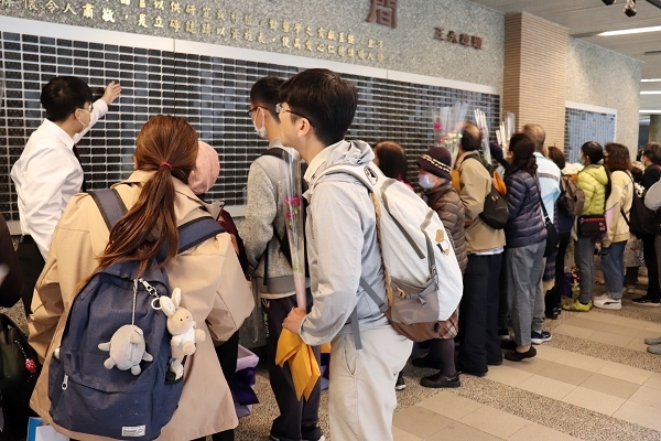 校內設有遺愛人間紀念牆，家屬及受贈者獻花致意