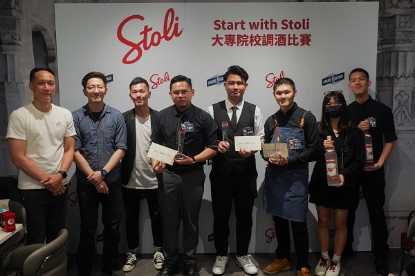 參賽學生展示他們的調酒技巧和創意