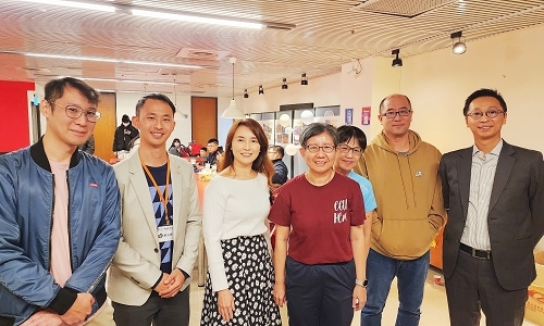 第二屆校友會幹部，由黃曉怡(左三)擔任會長，何東龍(左一)與劉品崧(左二)擔任副會長