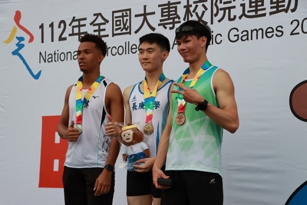 醫學系王瀚德(中)在田徑1500公尺項目榮獲金牌