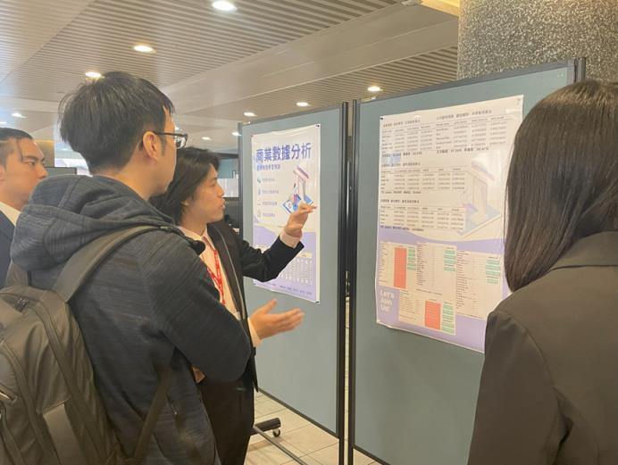 同學向評審委員解說專題研究成果