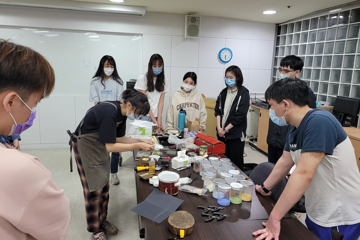 老師示範如何製作珐瑯