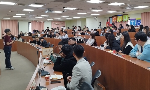 邱月暇系主任歡迎各屆校友回娘家