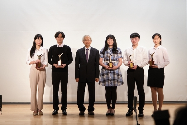 校長與 111 學年度長庚青年合影