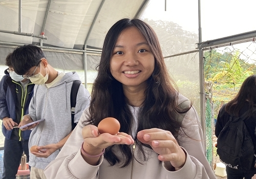 職治系林芸綸同學，手捧新鮮雞蛋