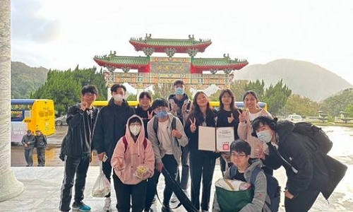 長庚大學光火藝術社表演後在陽明山中山樓留影