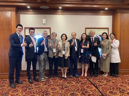 顱顏口腔醫學研究所成員與國際大師 Dr. Alvaro Figueroa 合影
