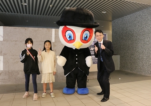 台塑企業文物館王光正館長、授獎同學與吉祥物智智合影