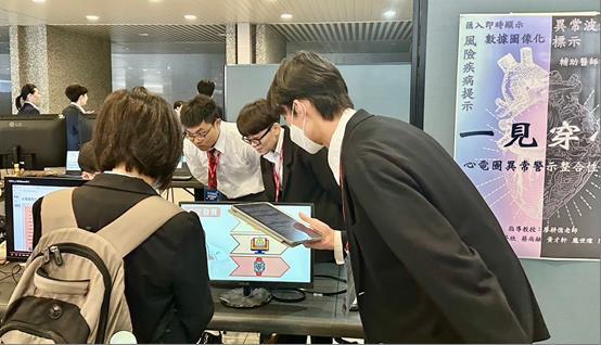 永春高中學生參觀資管系畢業成果展