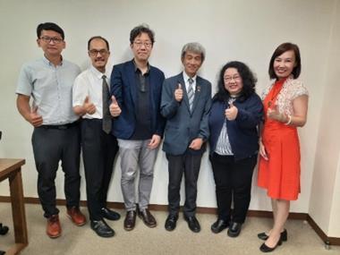 訪日長庚老師代表團與岡山大學副校長合影